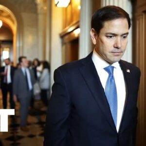 Rubio sa spája s malajzijským ministrom zahraničných vecí na slávnostnom podpise...