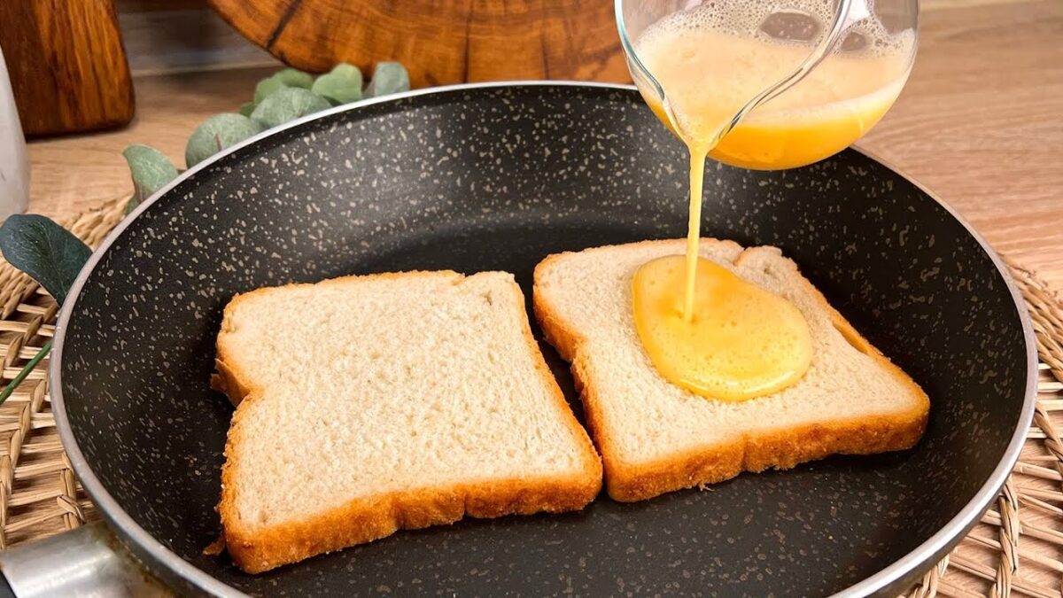 Jednoduché raňajky s chlebom a vajcom pre celú rodinu