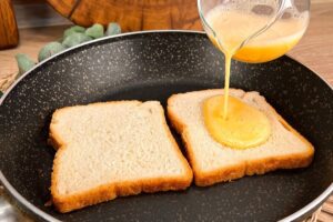 Jednoduché raňajky s chlebom a vajcom pre celú rodinu