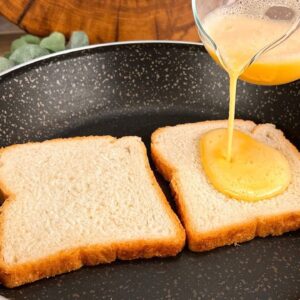 Jednoduché raňajky s chlebom a vajcom pre celú rodinu