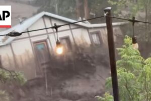 Dom je zmetaný prúdom pri bleskovej povodni v Novom Mexiku