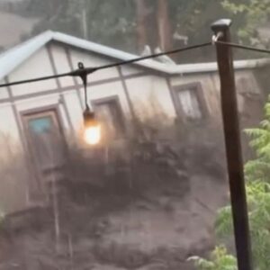 Dom je zmetaný prúdom pri bleskovej povodni v Novom Mexiku