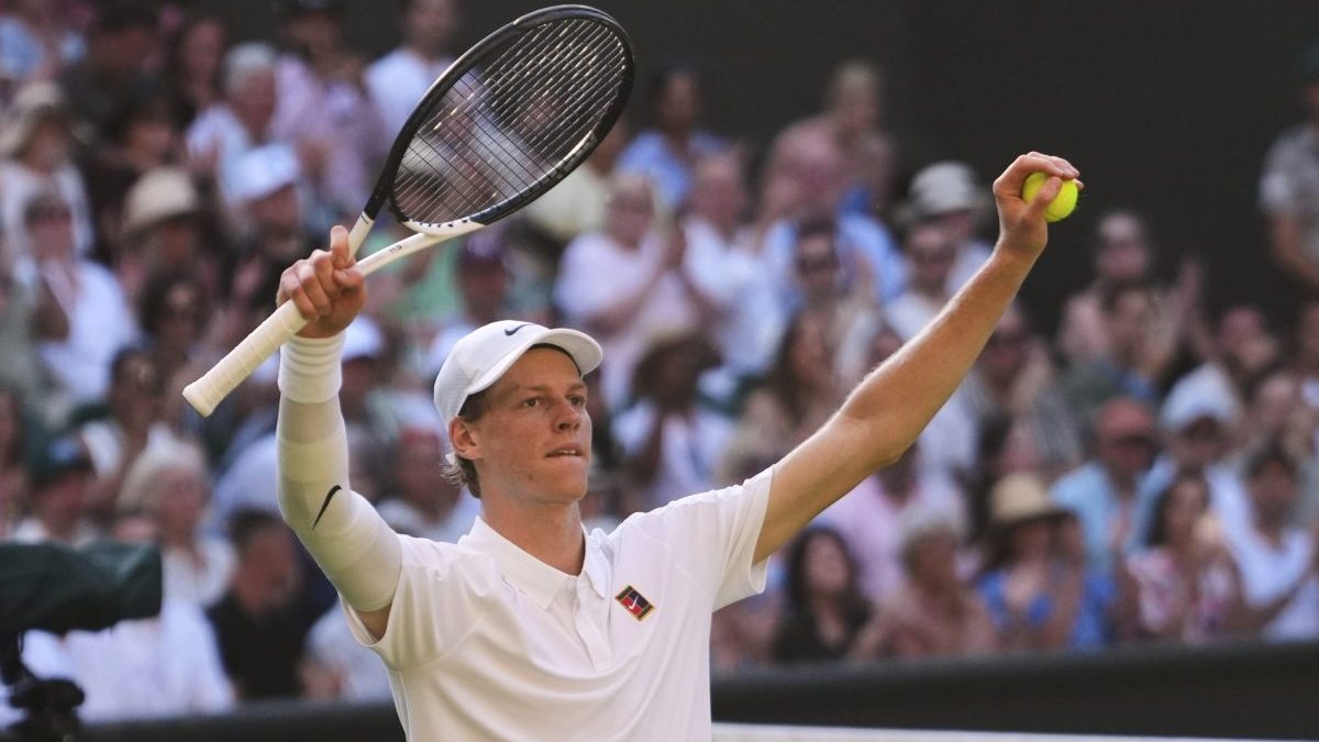 Jannik Sinner porazil Novaka Djokoviča a postúpil do finále turnaja Wimbledon.