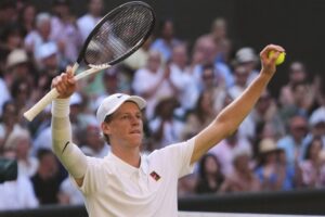 Jannik Sinner porazil Novaka Djokoviča a postúpil do finále turnaja Wimbledon.
