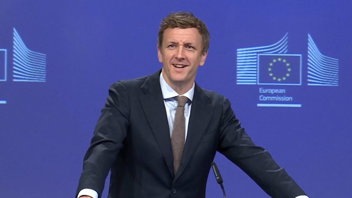 „Odpusťte moje detské myšlienky!“ – Olof Gill z EÚ ukradol pozornosť na tlačovej konferencii o obchode s Čínou