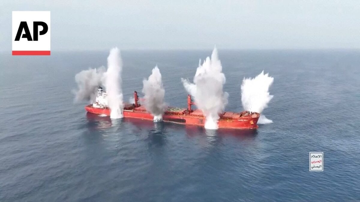 Názov preložený do slovenčiny:
"Jemenskí povstalci Húti zverejnili video svojho smrtiaceho útoku na nákladnú loď v Červenom mori" Názov preložený do slovenčiny:
„Jemenskí povstalci Húti zverejnili video svojho smrtiaceho útoku na nákladnú loď v Červenom mori“