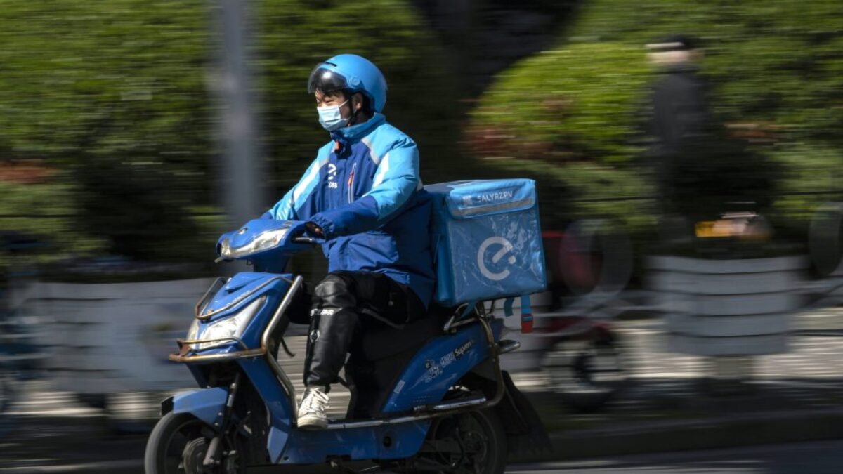 Alibaba riskuje prehĺbenie poklesu o 100 miliárd dolárov, keď sa vyostruje boj o trhový podiel.