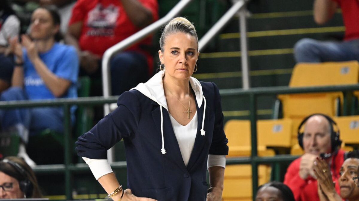 Becky Hammon označuje rozhodcov WNBA za „otrasných“ po prehre Las Vegas Aces s Washington Mystics