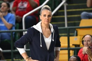 Becky Hammon označuje rozhodcov WNBA za „otrasných“ po prehre Las Vegas Aces s W...