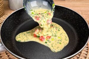 1752185102_maxresdefault.jpg Výborné raňajky za 10 minút: vajcia opečené so zeleninou!