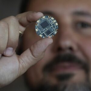 Technik, ktorý údajne ukázal Samovi Altmanovi a Jony Iveovi náčrt zariadenia s u...