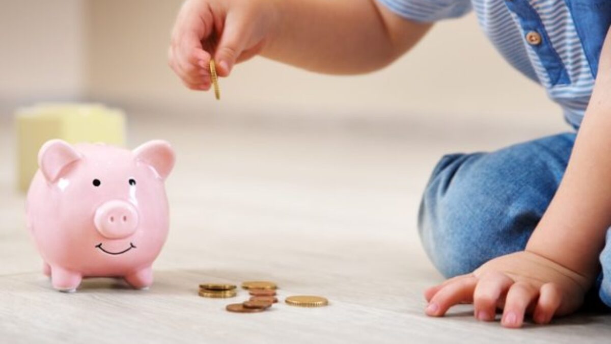 Dieťa vyhodilo plechovú pokladničku von z okna, matka prišla o takmer päťtisíc eur