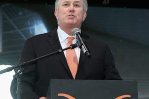 Športový a zábavný magnát obvinený z uzavretia tajnej dohody pri projekte arény ...