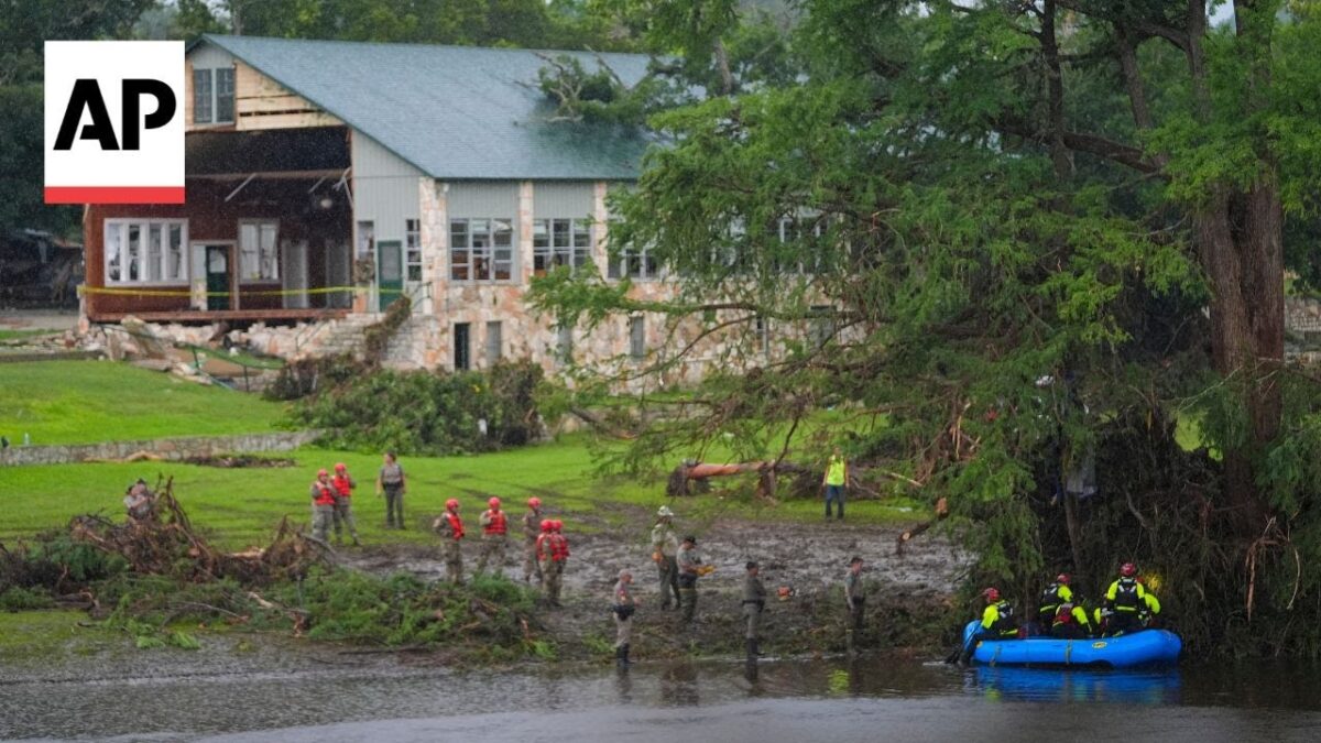 Rodiny sa vracajú do Camp Mystic po bleskových záplavách v Texase