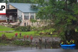 Rodiny sa vracajú do Camp Mystic po bleskových záplavách v Texase