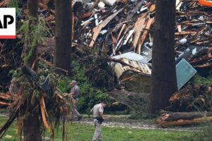 Rodiny prehľadávajú trosky po smrteľných záplavách v Texase