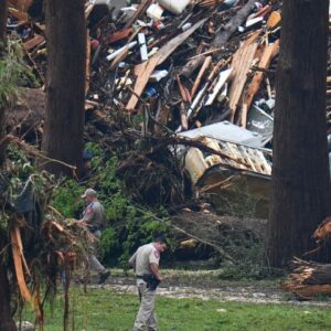 Rodiny prehľadávajú trosky po smrteľných záplavách v Texase
