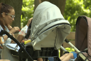 Štvrtina matiek tvrdí, že materstvo negatívne ovplyvnilo ich kariéru.