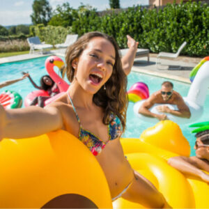 NeoVízia rozdeľuje 15 000 € na operácie očí. Využi leto a zbav sa dioptrií!