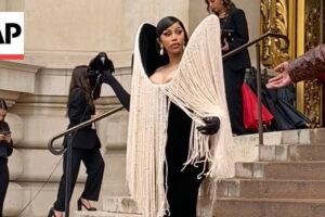 Cardi B drží živého havrana na prehliadke Schiaparelliho na Parížskom týždni mód...