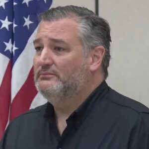 Ted Cruz hovorí, že pred týždňom vyzdvihol svoju dcéru z tábora v texaskej oblas...