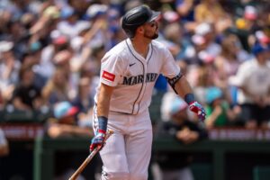 Closeup Cala Raleigha od YES Network počas Yankees-Mariners