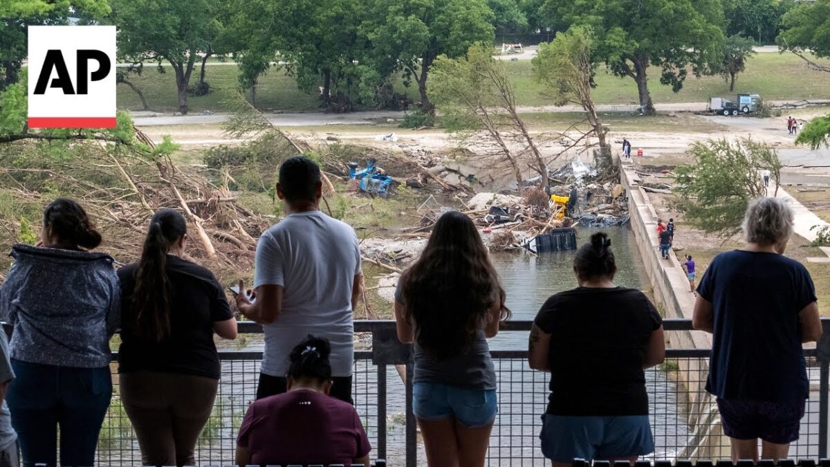 Masívne pátranie preživších po povodniach v Texase