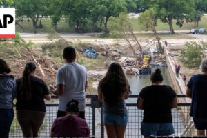 Masívne pátranie preživších po povodniach v Texase