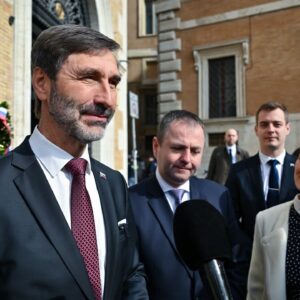 Tlačový brífing ministra J. Blanára a predsedu zahraničného výboru NR SR Mariána...