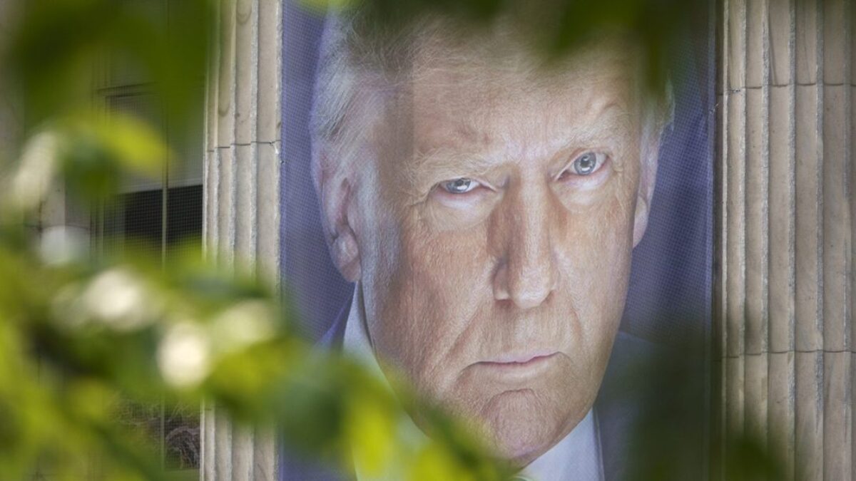 Trump trvá na termíne ciel 1. augusta, kým akcie naďalej klesajú