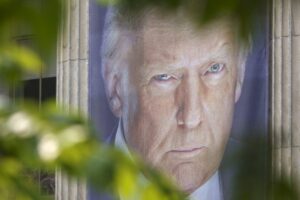 GettyImages-2218068587-e1751995401745.jpg Trump trvá na termíne ciel 1. augusta, kým akcie naďalej klesajú