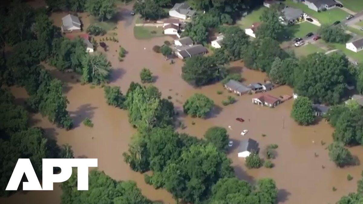 Dronové zábery ukazujú zničujúce záplavy a zatápajúce domy v Severnej Karolíne