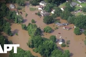 Dronové zábery ukazujú zničujúce záplavy a zatápajúce domy v Severnej Karolíne
