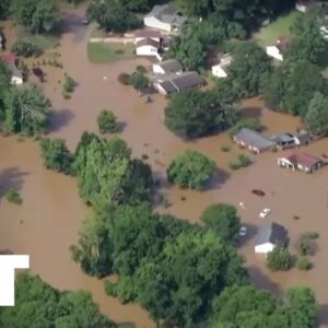 Dronové zábery ukazujú zničujúce záplavy a zatápajúce domy v Severnej Karolíne
