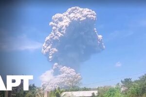 „Otriaslo zemou“: Dedinčania spomínajú na desivý výbuch indonézskej ...