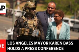 Starostka Los Angeles Karen Bass hovorí po zásahu Národnej gardy na ochranu imig...