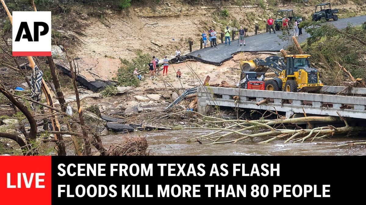 Scéna z Ingramu v Texase, kde bleskové záplavy zabili viac ako 80 osôb