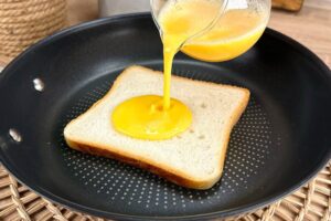 Chrumkavý chlieb s vajcom.