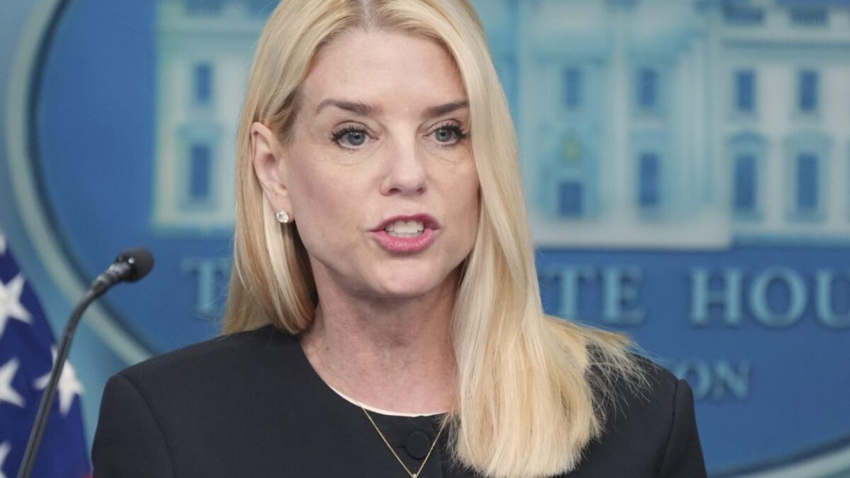 Ministerstvo spravodlivosti USA ustupuje od teórie, ktorú podporovala generálna prokurátorka Pam Bondi a teraz tvrdí, že „zoznam klientov“ Epsteina neexistuje.