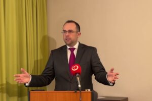 Štátny tajomník R. Chovanec na tlačovej besede projektu „Za Tatry a za Dun...