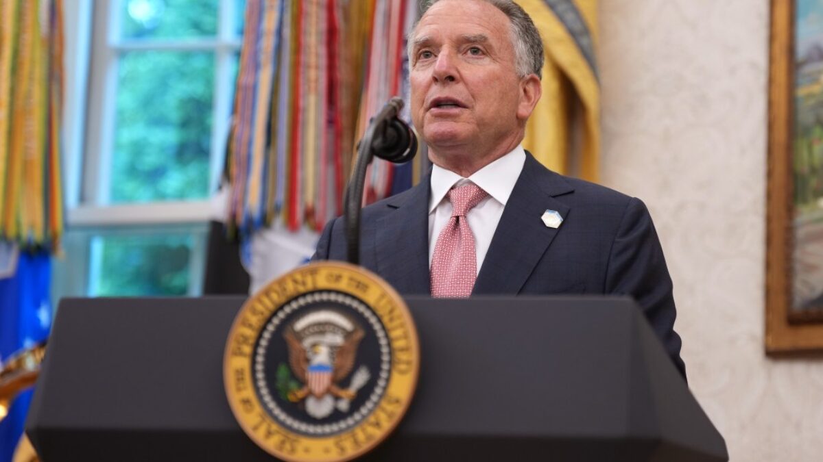 Darca Donalda Trumpa prišiel o 40 000 dolárov v kryptomenách, potom čo sa niekto vydával sa za Stevea Witkoffa.