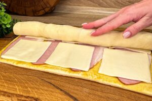 Rýchle denné občerstvenie z pečiva s dvomi ingredienciami.