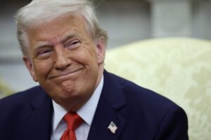 GettyImages-2210242606-e1751478284317.jpg Trump uvalil 25%-né clo na Japonsko a Kóreu – a Wall Street zakolísala.