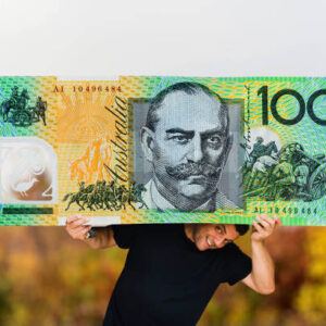 Dolár posilňuje kvôli tlakom na ceny, rezervná banka znížila sadzby a pozornosť ...