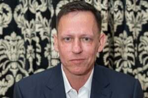 Peter Thiel podporuje digitálnu banku Palmera Luckeyho inšpirovanú Pánom prsteňo...