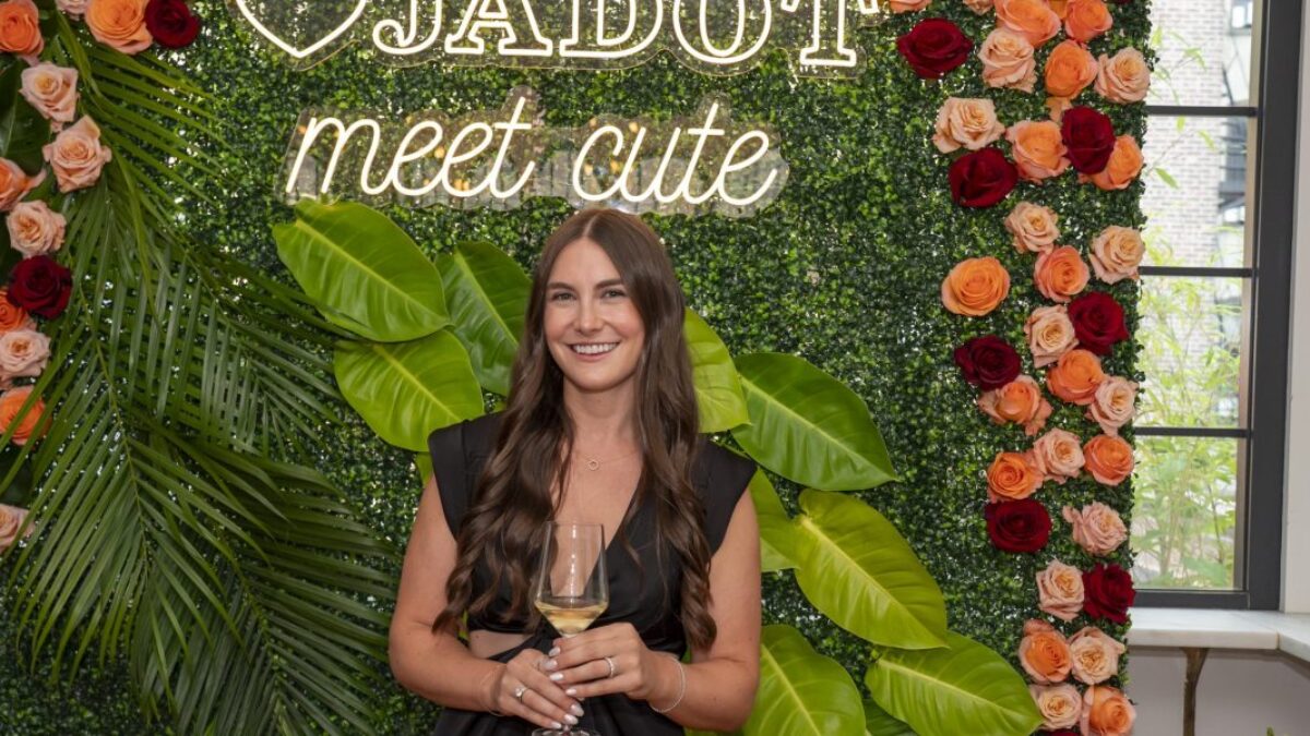 Datingové aplikácie sú odsúdené na zánik, pretože generácia Z je fixovaná na romantické stretnutia, hovorí bývalý vedúci obsahu Hinge: „Chcú prechádzať procesom zoznamovania sa s ľuďmi cez pozitívnu atmosféru“.