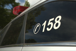 Mladú ženu v lese v Bratislave znásilnili a okradli traja muži.