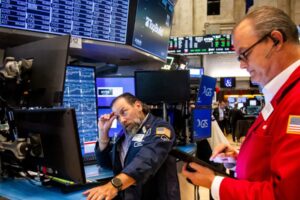 GettyImages-2222513572-e1751840629287.jpg Burzové futures dnes: Dow klesá, keď Trumpovi úradníci signalizujú malý priestor...