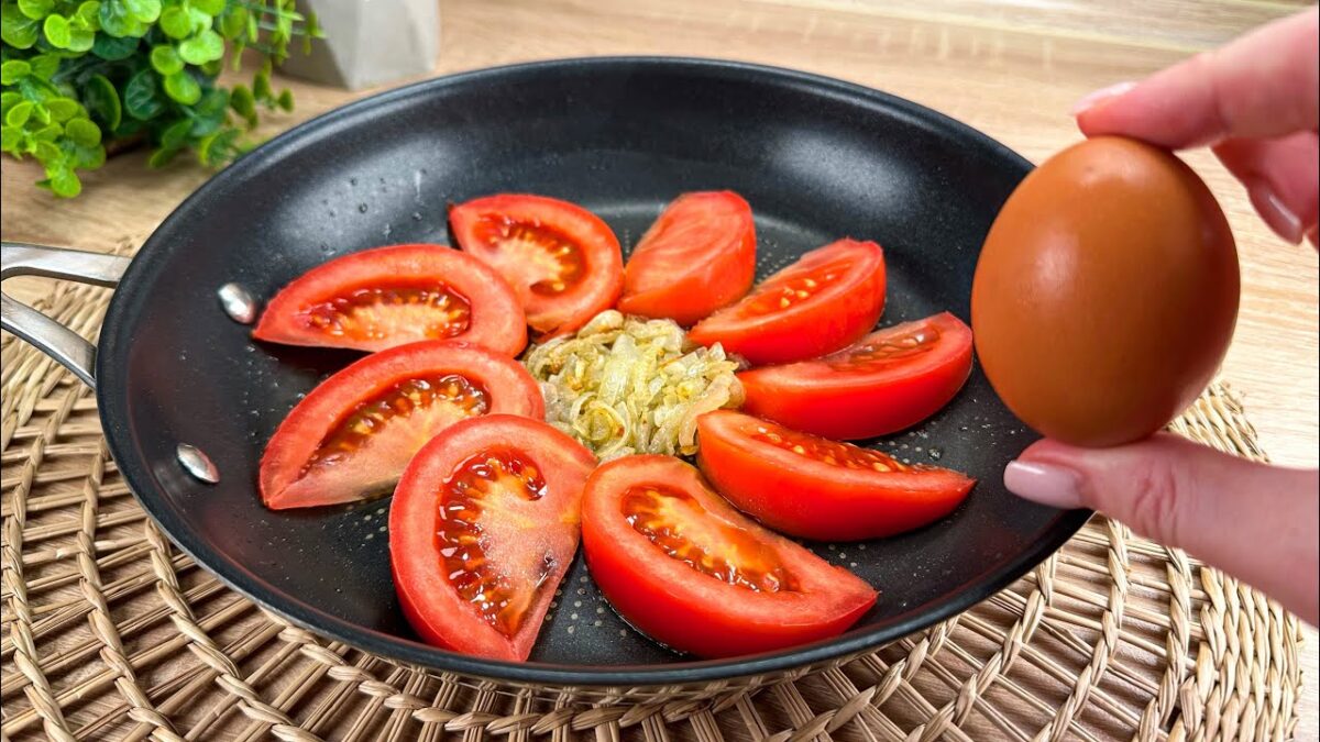 1751841678_maxresdefault.jpg Rýchle raňajky s paradajkou a cibuľou