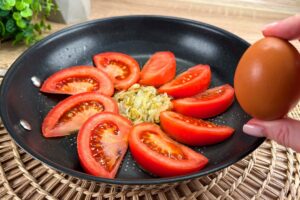 Rýchle raňajky s paradajkou a cibuľou